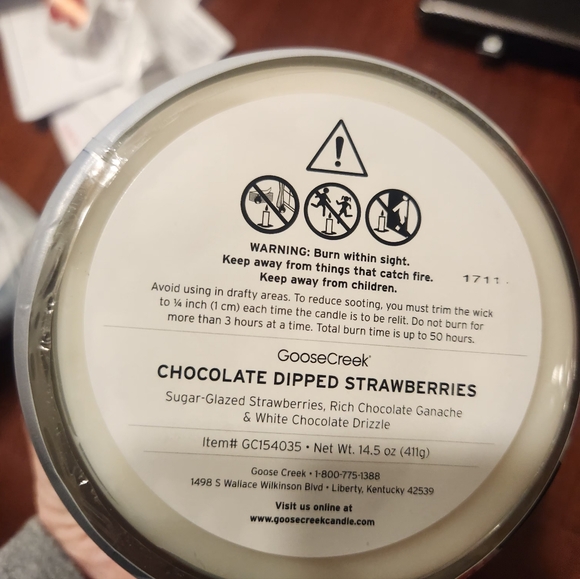 Goose Creek Chocolate Dipped Strawberries Candle - Picture 4 of 5